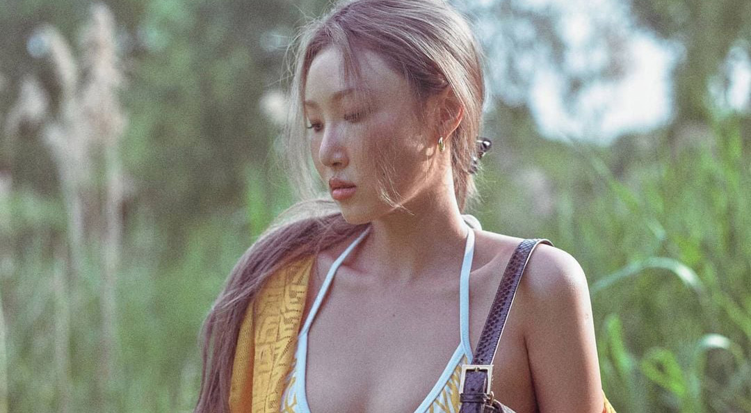 Hwasa hoá nàng thơ mùa hè trong bộ ảnh cho BST Fendi Summer Vertigo