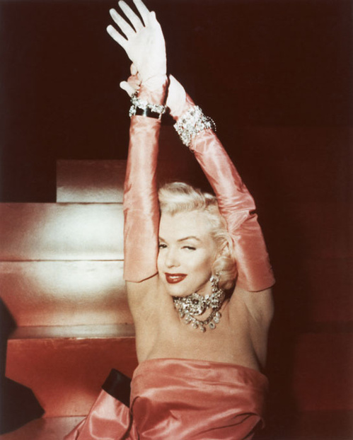 Marilyn Monroe từng bày tỏ sự yêu mến của mình đối với thương hiệu trang sức bằng câu thoại kinh điển trong bộ phim Gentle Prefer Blondes - 'Talk to me Harry Winston, tell me all about it!'.