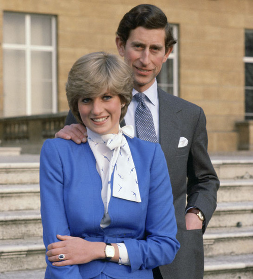 Công nương Diana rất yêu thích chiếc nhẫn saphire xanh, bà đeo nó ở hầu hết mọi lần xuất hiện.