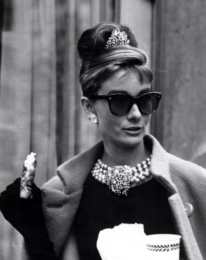 Nữ minh tinh từng là 1 trong 2 người phụ nữ duy nhất được diện viên kim cương 128 carat của Tiffany's - kiệt tác trang sức mọi thời đại của nhà kim hoàn này.