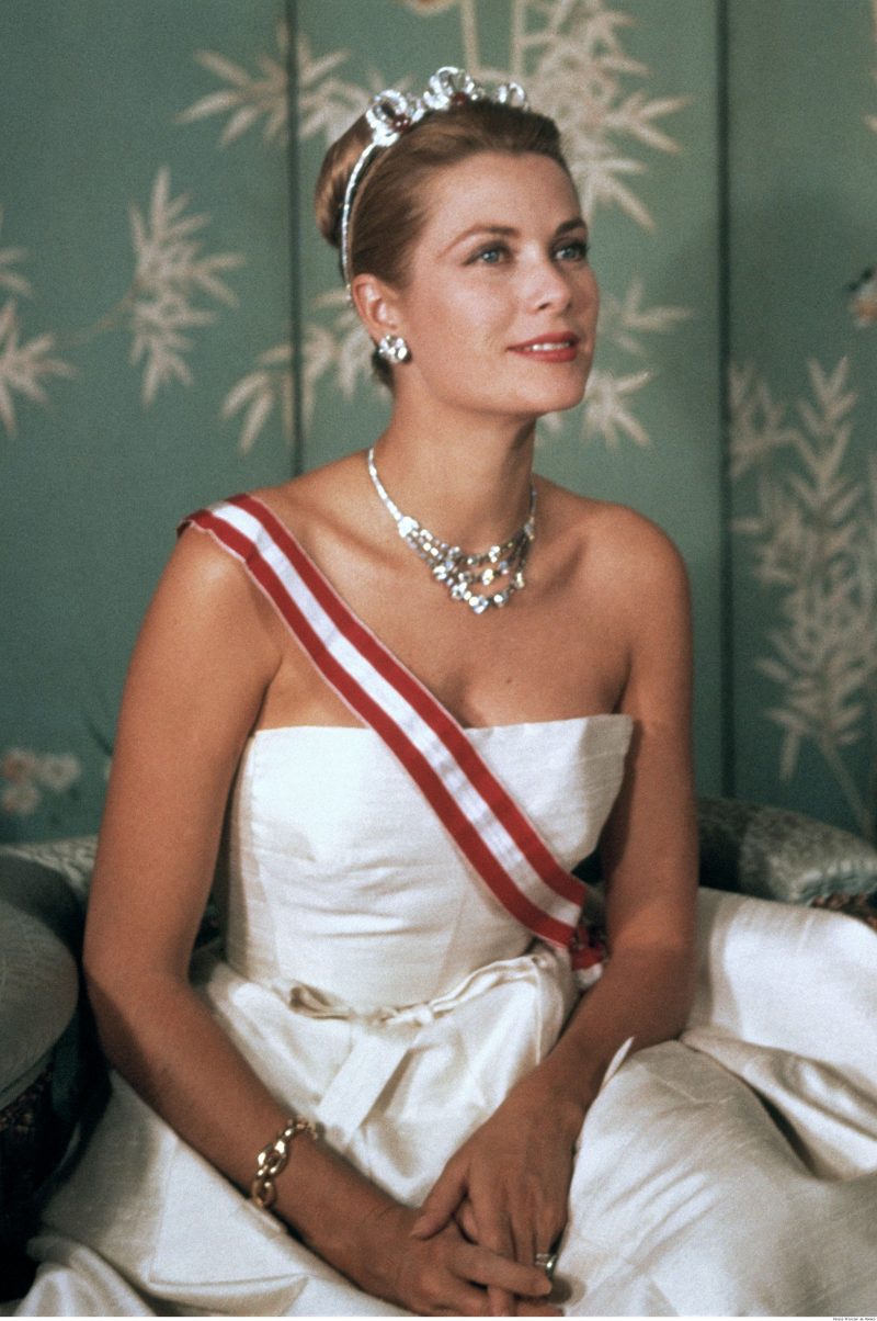 Hình ảnh vương phi Grace trong những bộ trang sức của Cartier.