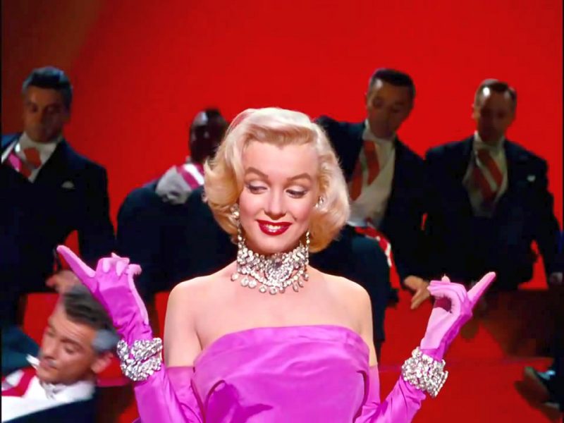Harry Winston là thương hiệu trang sức đầu tiên tài trợ trang sức cho nữ minh tinh trên thảm đỏ Oscar.