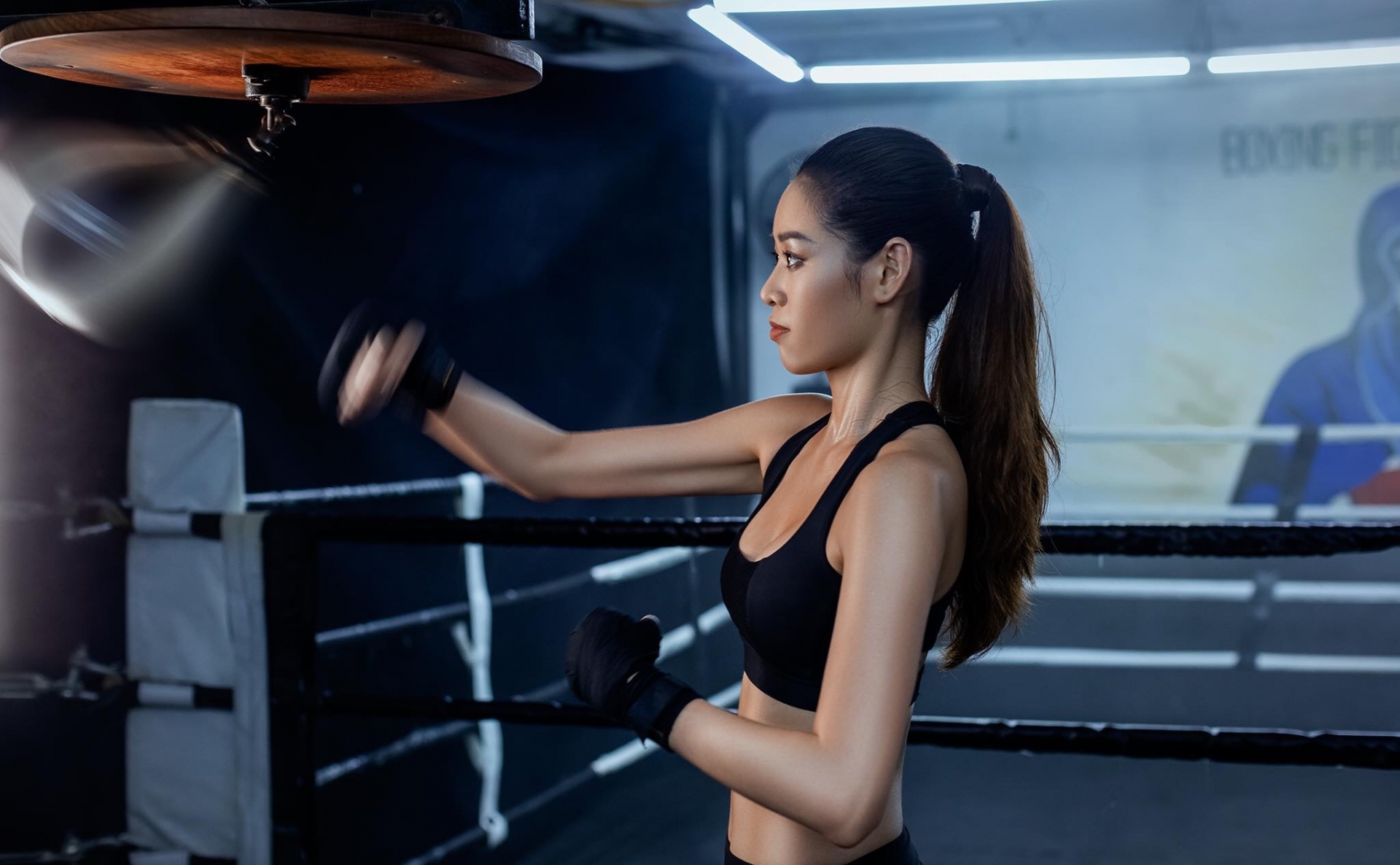 Hoa hậu Khánh Vân chia sẻ boxing giúp cô giải toả căng thẳng khi tung những cú đấm, nhờ đó mà cơ bắp cũng được dẻo dai hơn.