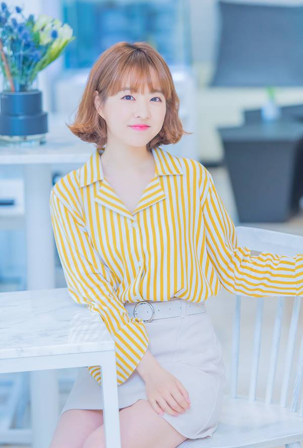 Park Bo Young ngoài 30 mà diện mạo cứ như 18 tuổi, tất cả là nhờ vào chiếc áo sơ mi màu vàng rực rỡ này đấy. Cô nàng điệu đà phối với chân váy trắng, màu tóc nâu thời thượng giúp nữ diễn viên xứng danh mỹ nhân 'không tuổi'.