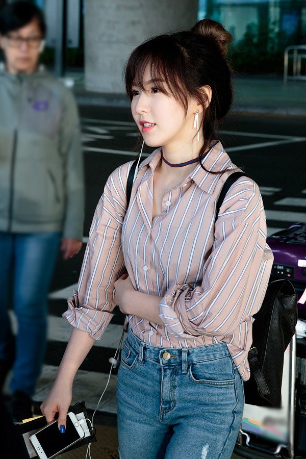 Wendy (Red Velvet) lại chọn chiếc áo tông be nhẹ nhàng. Tông màu này lại khá tôn da, cô nàng mix với quần jeans lưng cao, combo lợi hại chẳng bao giờ lỗi mốt.