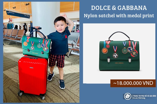 Cậu bé luôn xuất hiện bên cạnh những món đồ hiệu đắt tiền. Lần này là chiếc túi D&G có giá 18 triệu đồng.