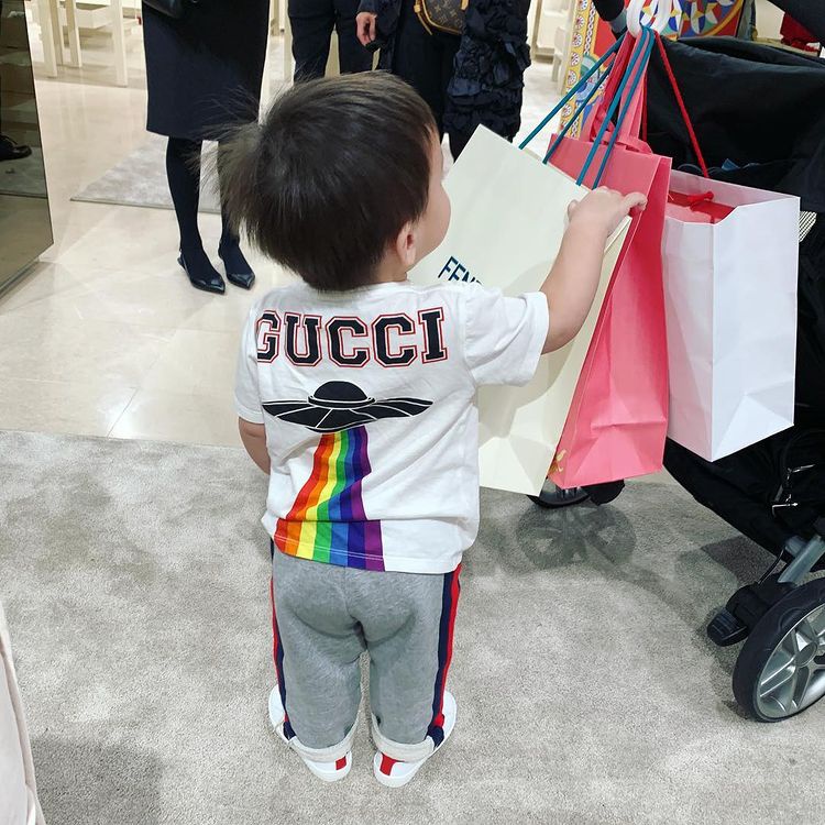 Khỏi định giá, chỉ cần thấy dòng chữ 'Gucci' cũng đủ biết giá trị của chiếc áo mà cậu bé đang mặc.