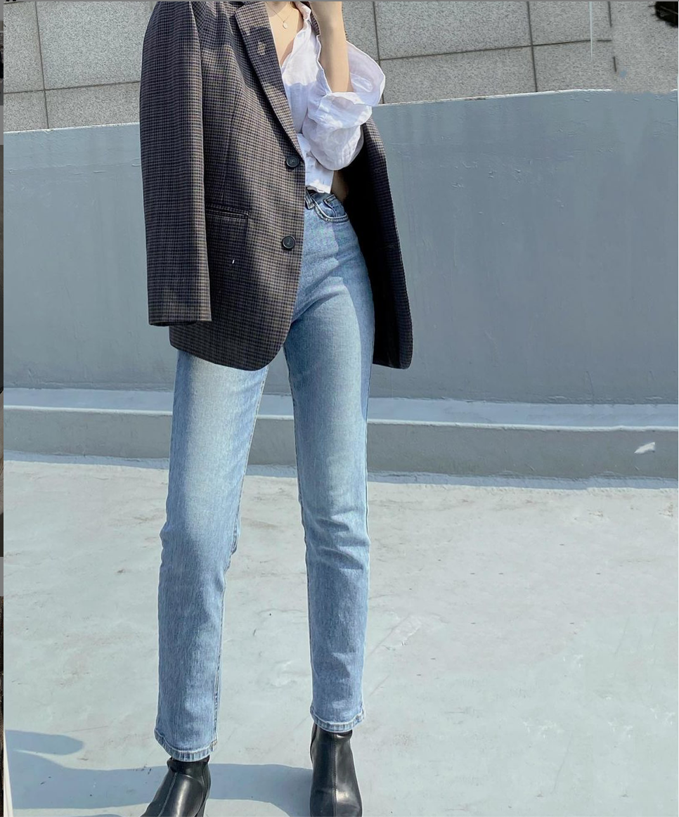 Quần jeans và blazer là những thứ không thể thiếu trong tủ đồ của cô gái Việt-Hàn. 