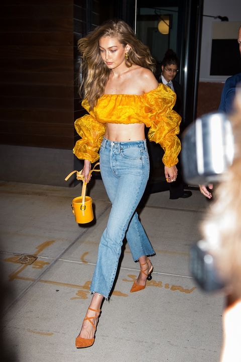 Sẽ thật ấn tượng khi bạn xuất hiện giữa đêm tiệc với set áo trễ màu vàng ấn tượng như Gigi Hadid, dù đi với quần jeans basic và giày đế bệt vẫn nổi bật vô cùng.