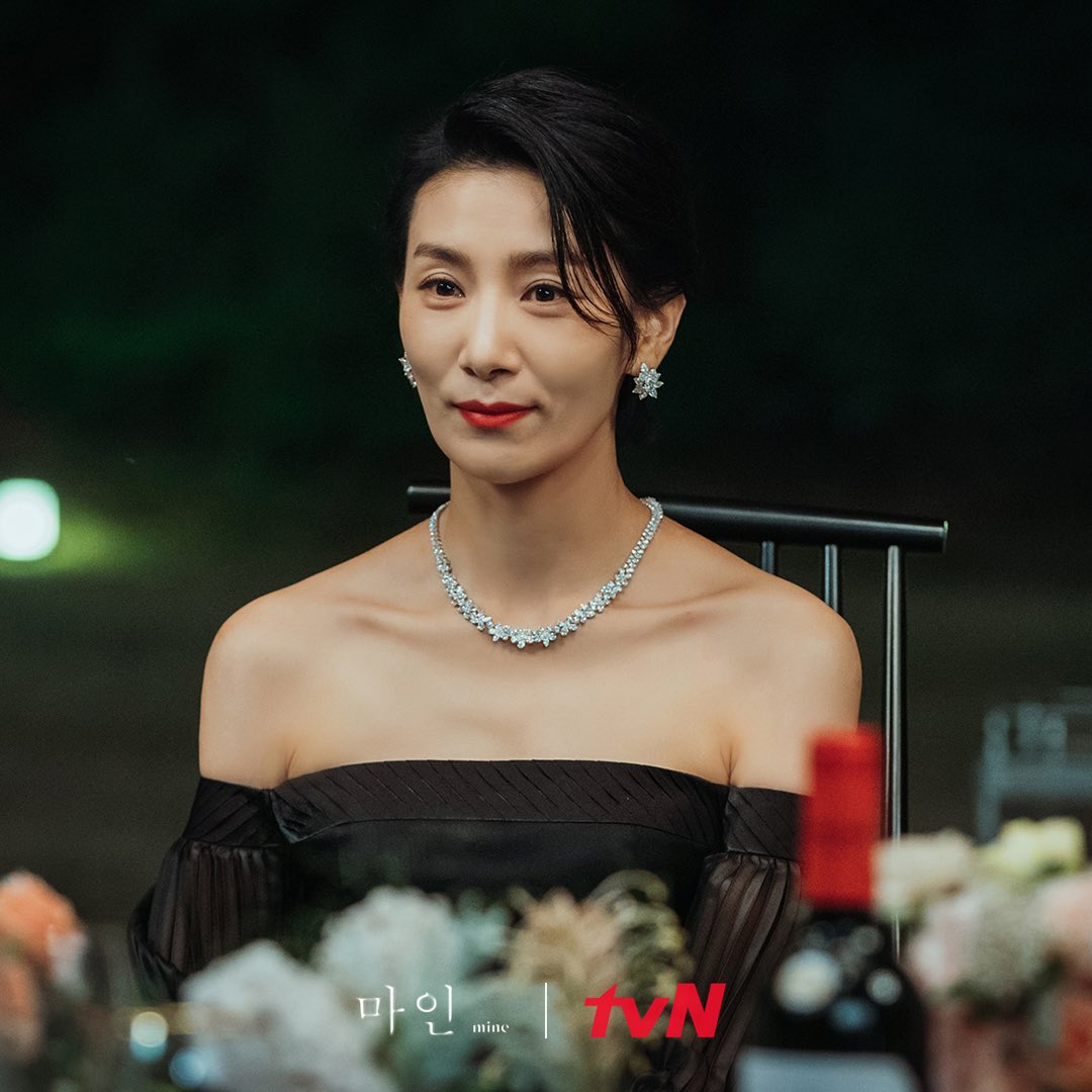 'Mợ cả' Kim Seo Hyung quý phái và quyền lực với vòng cổ kim cương và hoa tai có cùng thiết kế. Bộ trang sức tuy khoa trương nhưng lại không lố khi kết hợp với chiếc đầm trễ vai và kiểu tóc búi đơn giản.