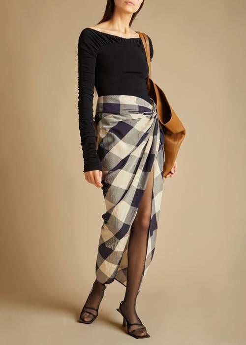 Sarong skirt nguyên gốc nhưng được kết hợp khéo léo với hoạ tiết và màu sắc trung tính cũng sẽ trở nên sang trọng. Một thiết kế của Khaite The Louie.