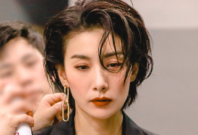 Bộ sưu tập đồ hiệu sang chảnh của "mợ cả" Kim Seo Hyung trong phim Mine