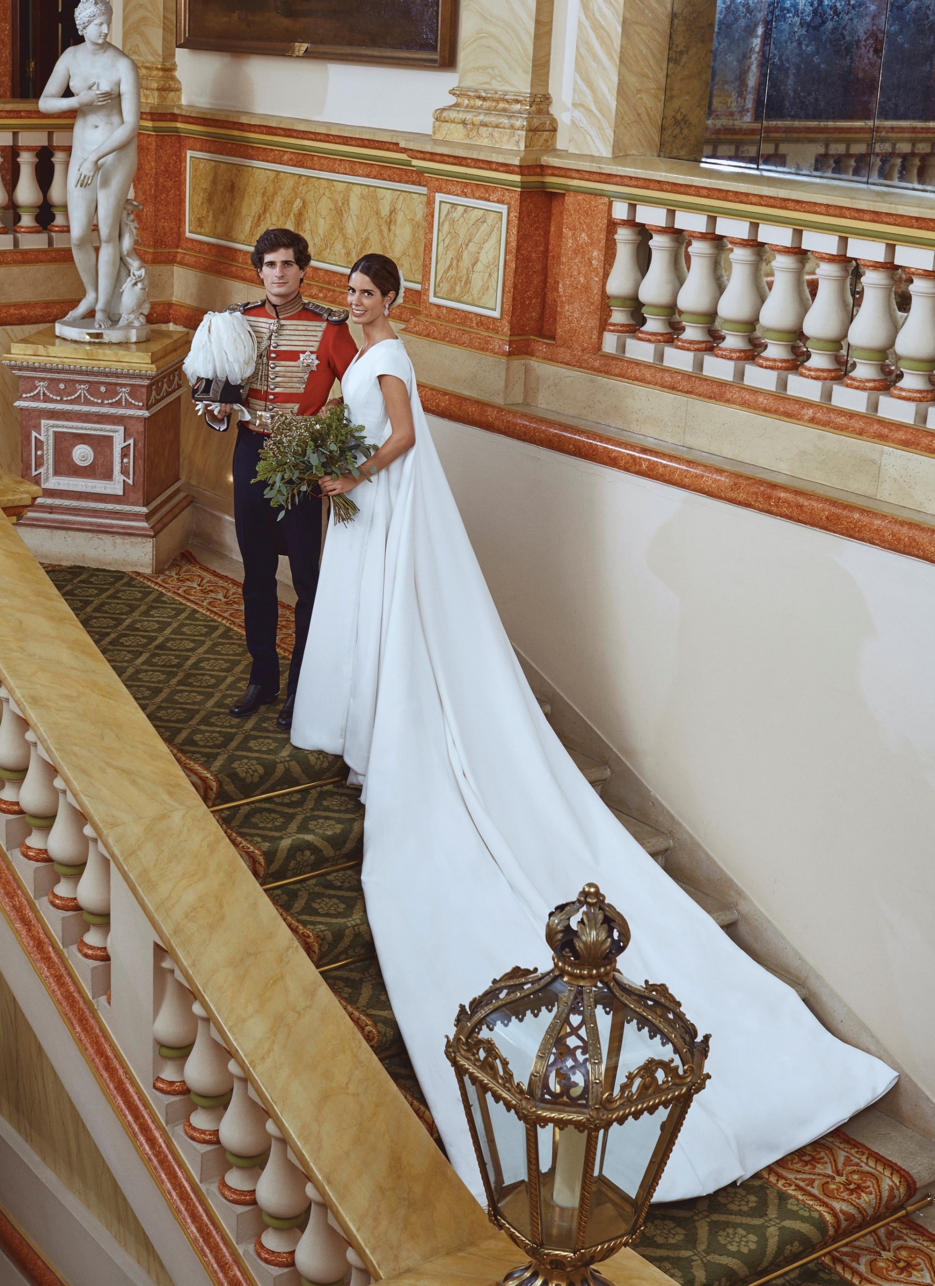 Bộ váy cưới với thiết kế chú trọng đến những đường cắt may tinh tế, là 'món quà cưới' do chính dì của cô - bà Teresa Palazuelo thiết kế dành riêng cho cháu gái.