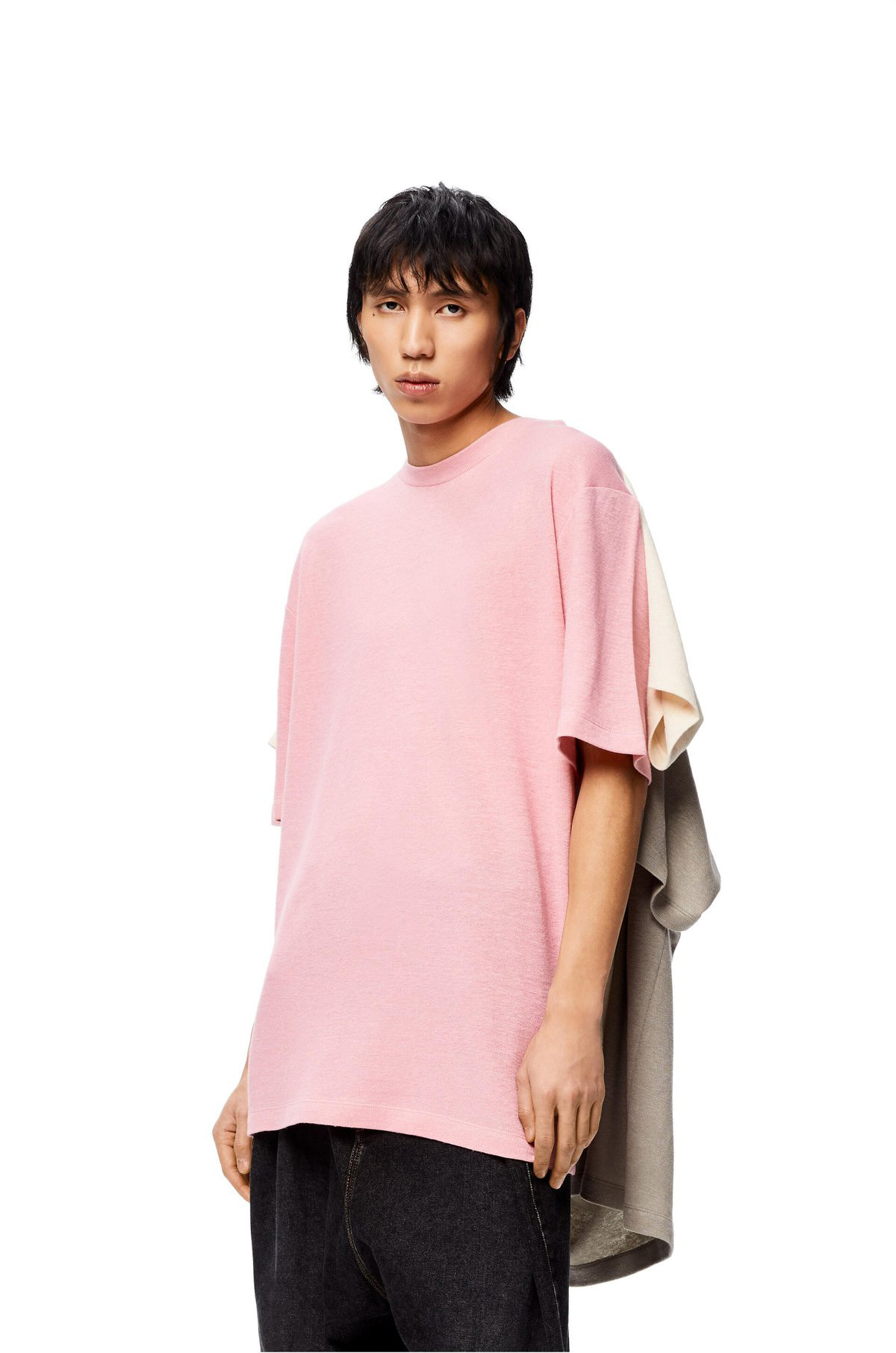 Khi mặc chiếc áo màu hồng, sẽ vô tình tạo một phần tà dài đằng sau kiểu high low khác màu.
