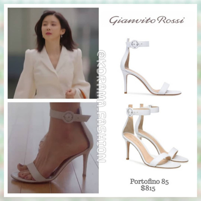 Trong một set đồ thanh lịch với vest trắng, Lee Bo Young chọn đôi giày của Gianvito Rossi cùng màu. Sự tối giản với điểm nhấn những đường quai ở mũi chân và cổ chân càng tôn lên dáng vẻ yêu kiều của nữ diễn viên.
