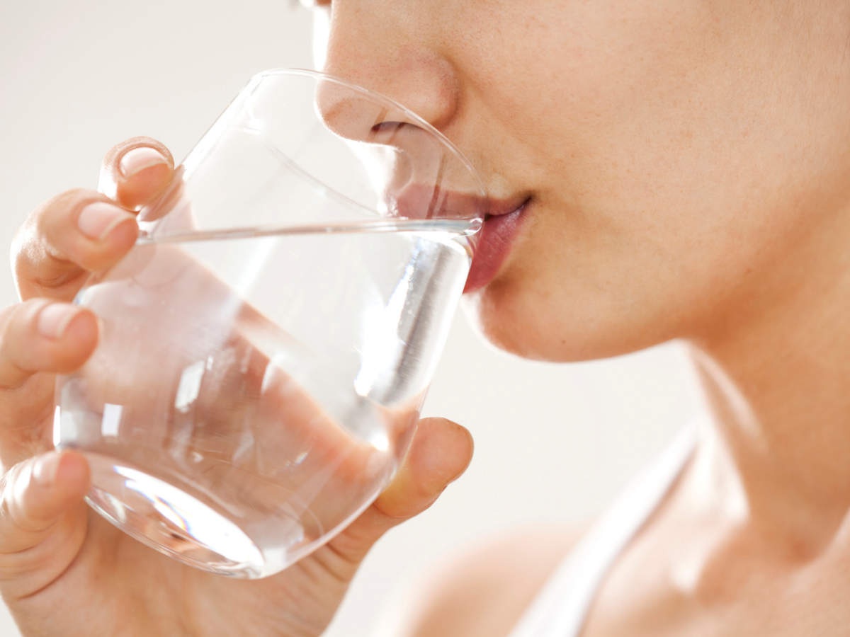 Uống đủ nước giúp cơ thể thanh lọc và làn da luôn khỏe.