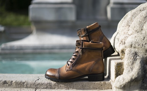 6 lưu ý về cách chăm sóc giày da trong mùa nóng