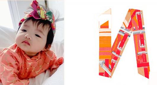 Chiếc khăn cột đầu của bé Winnie là một mẫu phụ kiện đến từ thương hiệu Hermes. Turban có giá 6,8 triệu đồng.