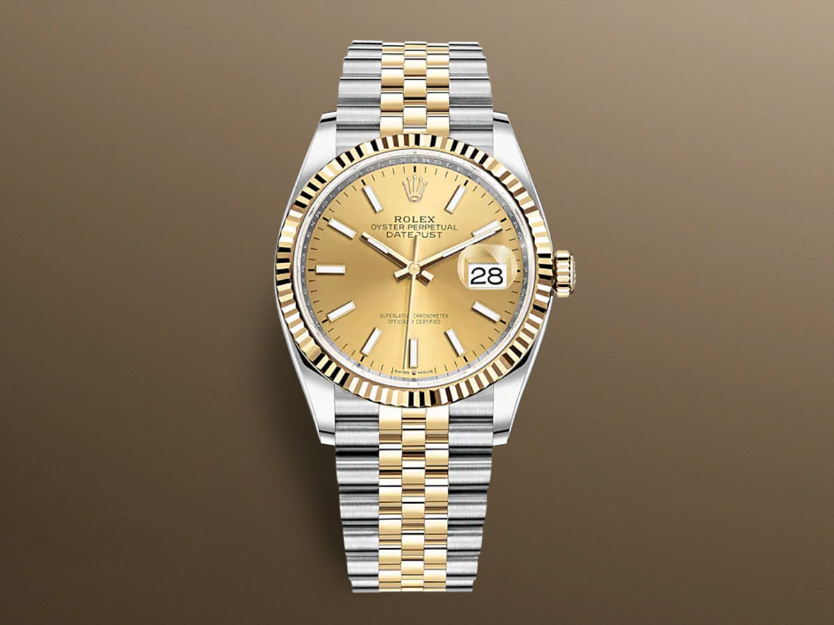 Mẫu của Sơn Tùng M-TP được làm từ Rolesor, chất liệu kết hợp giữa thép độc quyền của Rolex và vàng 18K. Chiếc đồng hồ được trang bị bộ máy 3235, mang chứng nhận chính xác tuyệt đối. Dây đeo Jubilee trẻ trung, bắt sáng từ mọi góc nhìn.