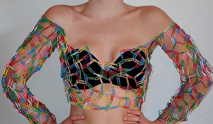 Những sáng tạo thời trang từ vật dụng đời thường của cô gái Canada