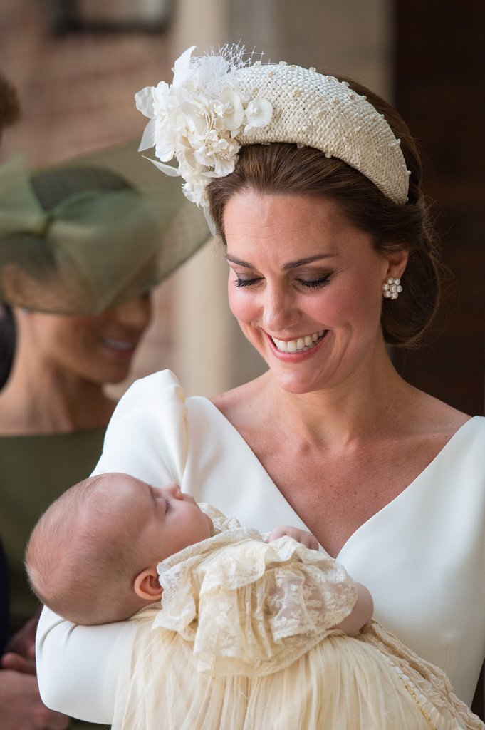 Trong lễ rửa tội cho hoàng tử Louis, Kate Middleton cũng từng trưng dụng lại đôi bông tai ngọc trai được công nương Diana từng rất yêu thích. Bà từng đeo chúng trong buổi rửa tội cho hoàng tử William và lựa chọn này của Kate chính là lời tuyên thệ cho tình yêu dành cho các con được nối tiếp qua các đời hoàng tộc.
