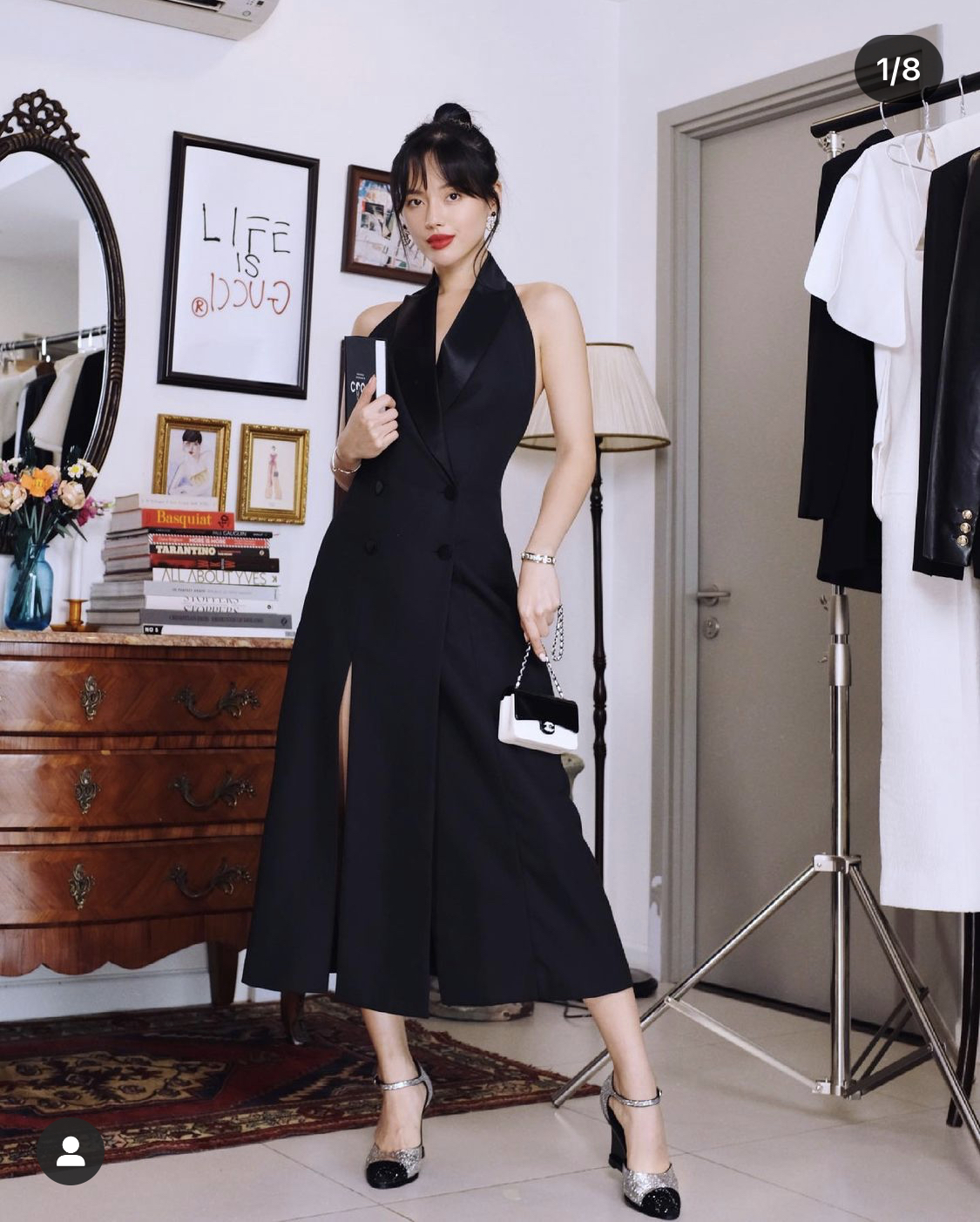 Đối lập hoàn toàn với outfit trên là sự tinh tế và tối giản, khí chất của một cô nàng thanh lịch. Đầm vest đen tuyền chẳng còn nhàm chán với điểm nhấn túi Chanel mini bản phối nhị phân trắng - đen thu hút.