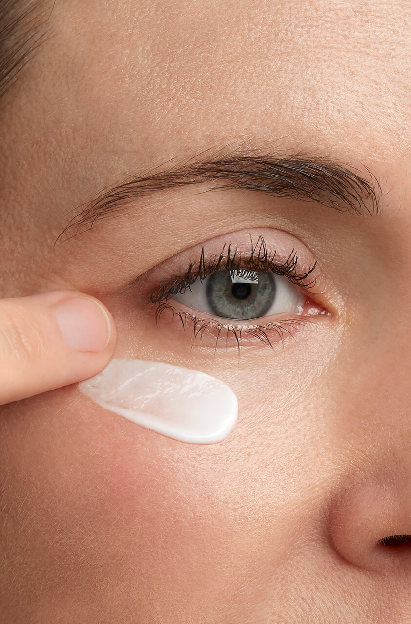 Ngoài hỗ trợ mờ quầng thâm mắt, kem mắt còn có công dụng tăng sinh collagen, hạn chế những đường rãnh mắt. 