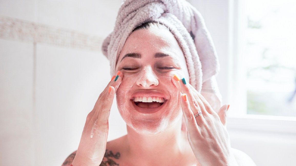 Khi rửa mặt bạn nên tạo nhiều bọt để lực tay không tác động quá mạnh vào làn da gây tổn thương. Lúc masage cũng tránh miết mạnh, chà xát để tránh làn da bị chảy xệ.