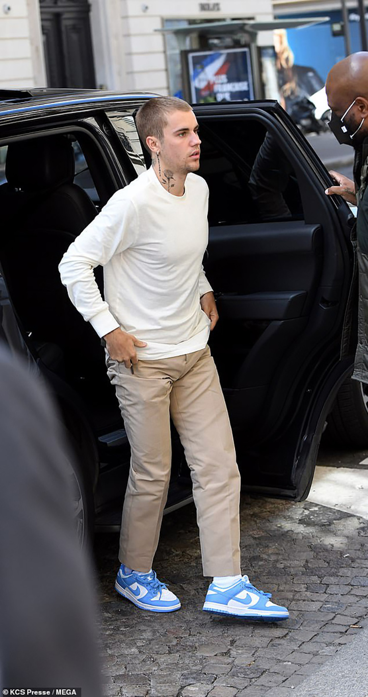 Justin như nhường hết spotlight cho vợ, anh chỉ mặc đơn giản áo dệt kim màu beige cùng quần kaki, đôi Nike Dunk Low màu xanh lam được nam ca sĩ ưu ái.