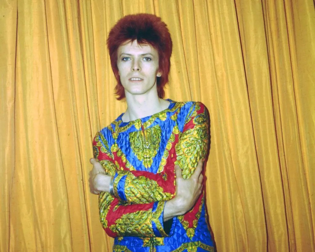 Trong văn hoá đại chúng Mỹ những năm 70, kiểu tóc này vẫn thường được gọi là tóc của nhân vật Ziggy Stardust do diễn viên David Brown đảm nhận. Kiểu tóc cũng có đặc điểm phần mái cắt ngắn và phía sau để dài.