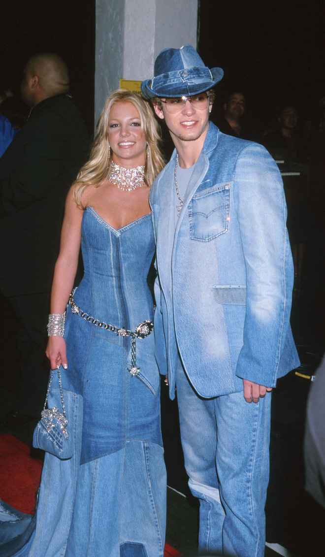 Chiếc váy denim cá tính của Britney Spears trên thảm đỏ AMAS đã thay đổi hoàn toàn suy nghĩ của mọi người về chất liệu này. Chúng trở nên thịnh hành, được nhiều người ưa chuộng và trở thành biểu tượng thời trang của đất Mỹ.