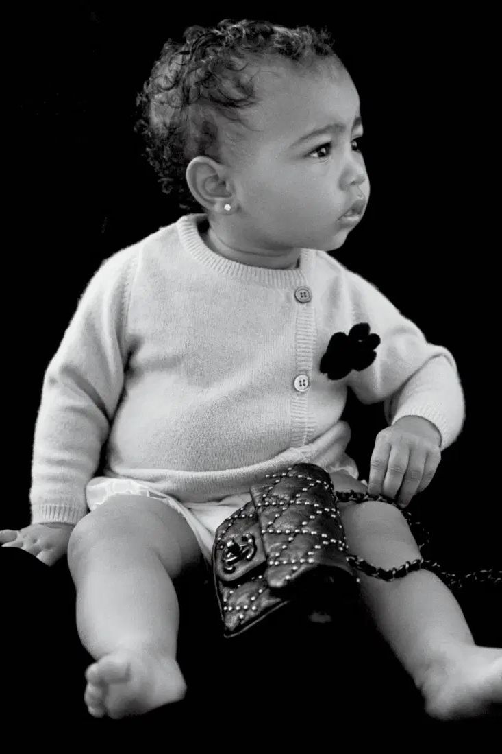 Cô bé còn là nguồn cảm hứng thời trang cho các tờ báo. Dù còn ít tuổi, North West đã xuất hiện trong bộ cánh Chanel được phối bởi biên tập viên thời trang Carine Roitfeild. Chiếc túi Chanel ô trám size mini toả sáng cùng con gái lớn Kim Kardashian.