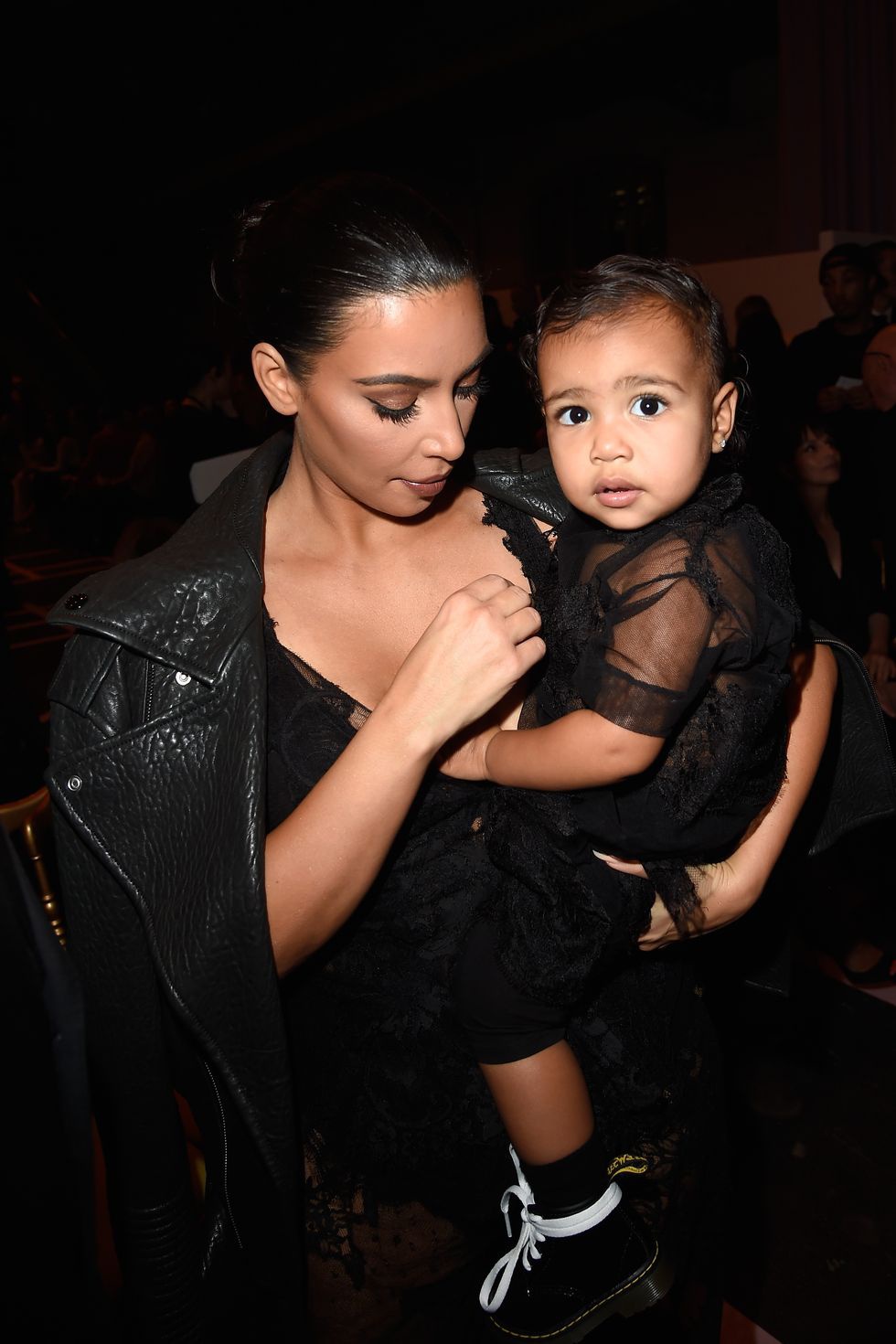 Tháng 9/2014, North West sang chảnh không kém gì mẹ Kim khi khoác lên mình chiếc váy độc quyền được thiết kế bởi Riccardo Tisci (cựu giám đốc sáng tạo Givenchy) và là bạn thân của Kim Kardashian. 