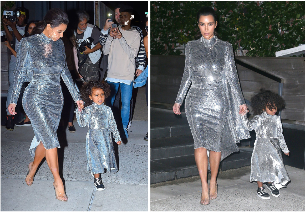 Kim Kardashian luôn biết cách giúp con gái toả sáng khi xuất hiện cùng, hai mẹ con tone-sur-tone với váy sequin ánh bạc lấp lánh dưới ánh đèn flash. Trong khi mẹ Kim chọn thiết kế váy ôm, chiết eo tôn dáng thì North West ngây ngô với đầm suông dài và giày sneakers năng động.