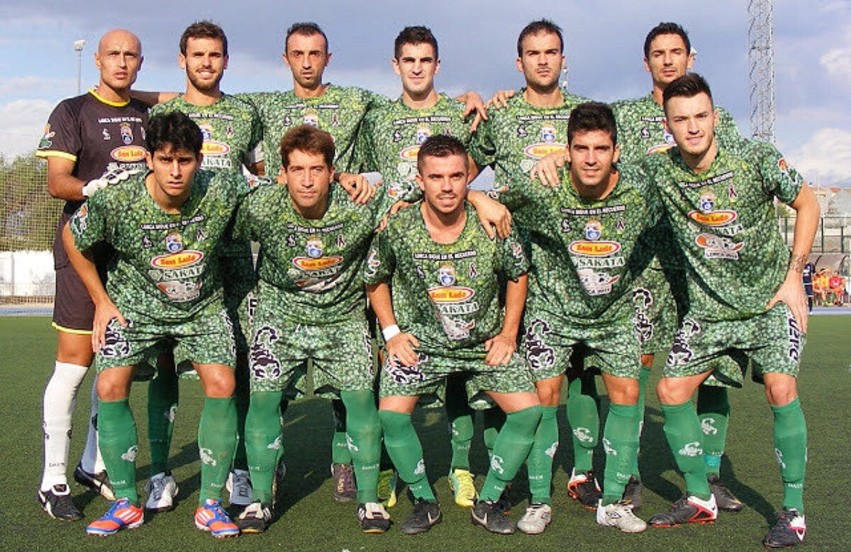 Phần lớn các thiết kế tạo sự rối mắt cho người xem đều lọt top xấu. Giống như các cầu thủ của đội bóng La Hoya Lorca vì muốn tưởng nhớ đến quê nhà Murcia - có truyền thống trồng rau xanh mà mang cả hoạ tiết này vào trang phục thi đấu. 