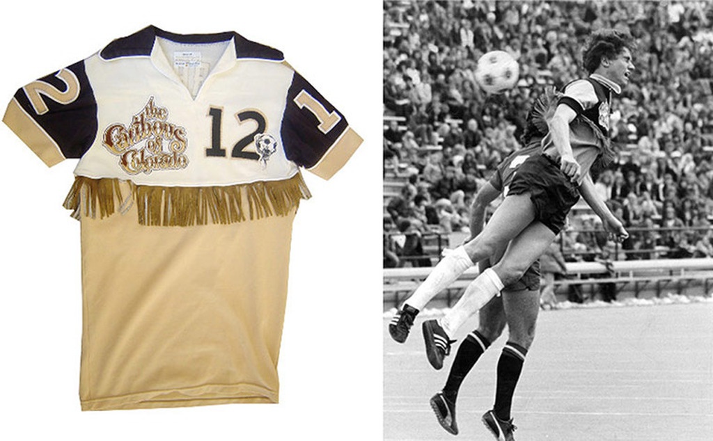 Mẫu áo polo của đội Colordao Caribous vào năm 1978 rườm rà quá mức cần thiết. Những đường tua rua điệu đà trên ngực khiến các cầu thủ như những anh chàng 'cowboy' đang thi đấu trên sân bóng.