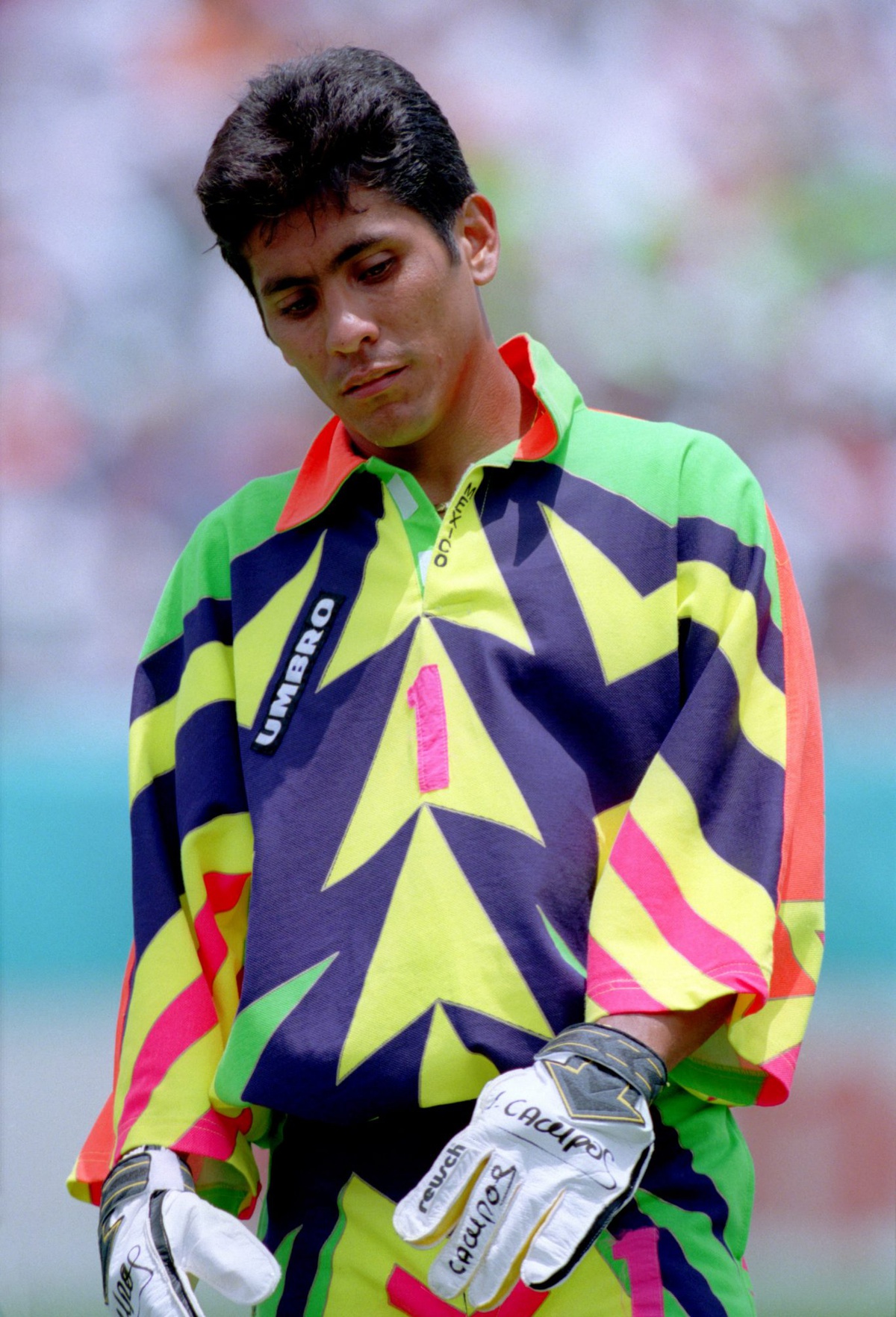 Đồng ý chiếc áo của thủ môn đội tuyển Mexico vào World Cup 1994 mang đậm bản sắc dân tộc. Nhưng thiết kế này không phù hợp với môi trường thi đấu khi quá loè loẹt và rối mắt.