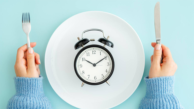 Nhịn ăn gián đoạn sẽ không kiểm soát lượng thực phẩm bạn ăn hay bạn sẽ ăn gì mà nó kiểm soát thời gian ăn của bạn.