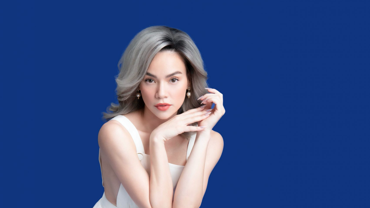 Hồ Ngọc Hà trẻ trung với tóc bạch kim, khoe đường cong quyến rũ trong thiết kế của Công Trí
