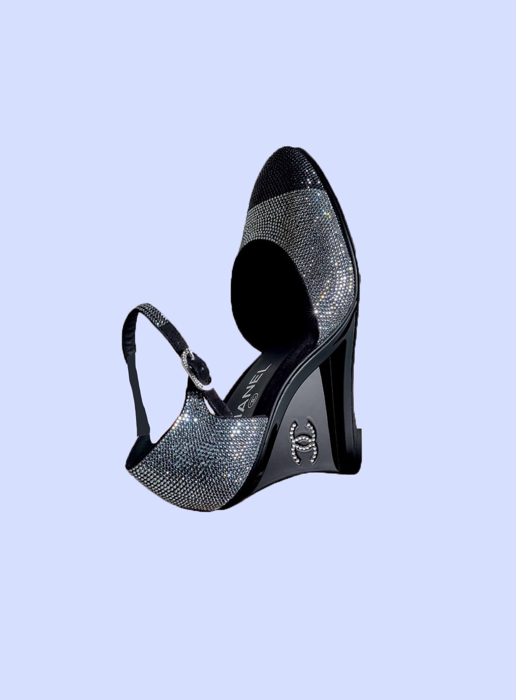 Mẫu giày lấp lánh Chanel Two-tone Crystal là xu hướng giày siêu hot cho mùa hè 2021.