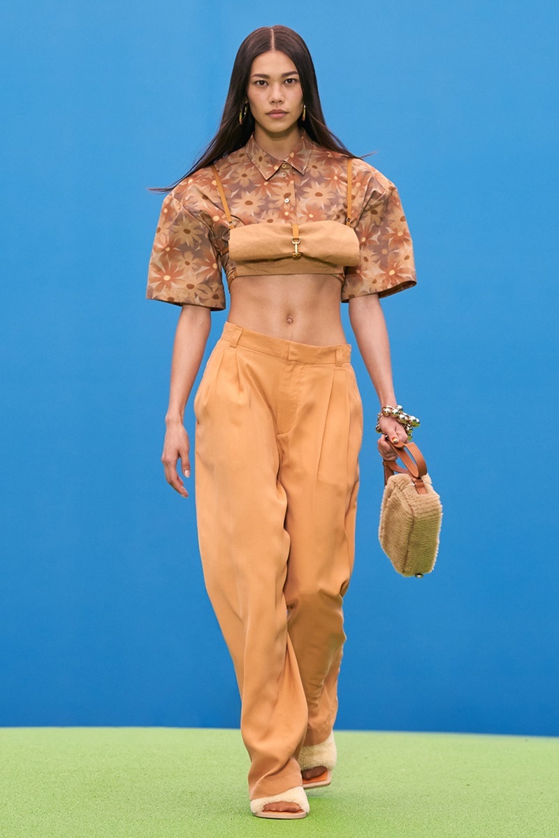 Jade Nguyen cũng góp mặt trong BST lần này với thiết kế croptop vai ngang mạnh mẽ. Đây là lần đầu tiên nữ người mẫu gốc Việt tham dự show diễn của Jacquemus.