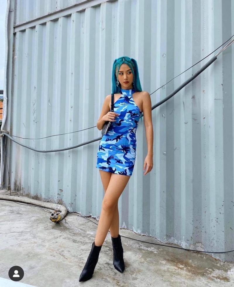 Chuyển sang màu tóc xanh, Quỳnh Anh Shyn sắm ngay một mẫu váy bodycon hoạ tiết rằn ri xanh mát cho tone-sur-tone.