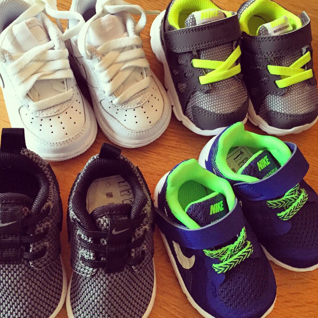 Trong ảnh là bộ sưu tập sneakers 'tí hon' của con trai Kevin De Bruyne. Cậu bé sở hữu nhiều thiết kế thông dụng như Nike Air Force 1, Adidas Runner....