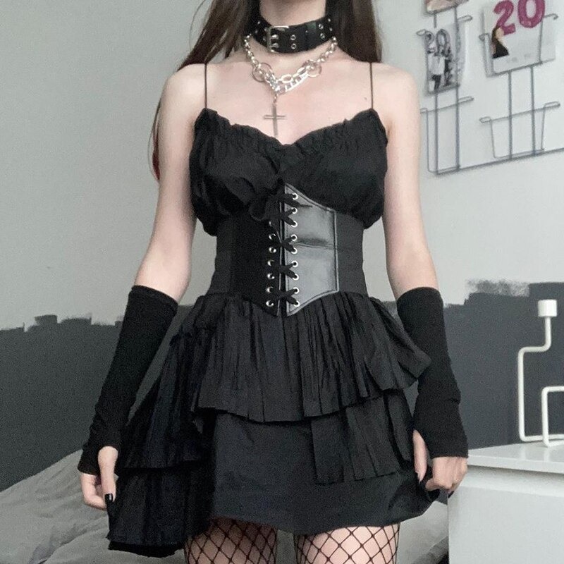 Corset da tạo sự cá tính, mạnh mẽ và bí ẩn. Corset da màu đen thường phù hợp với cô gái yêu thích phong cách rock chic hoặc gothic điển hình cho “bad girl” chính hiệu.
