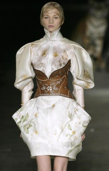 Nhiều nhà mốt cho ra đời những mẫu váy áo xuyên thấu gắn kèm với corset nhằm phô diễn vẻ đẹp gợi cảm cũng như tăng thêm sức hút cho vóc dáng phụ nữ.