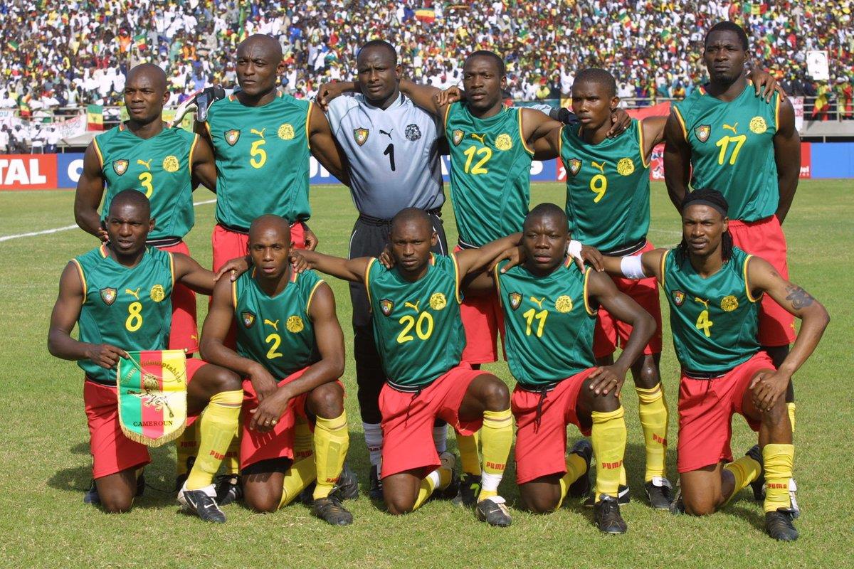 Đội tuyển quốc gia Cameroon từng mặc áo ba lỗ lên sân thi đấu mùa World Cup 2002. Điều này đã không được ban tổ chức chấp nhận và họ phải mặc một chiếc áo thun đen có tay ở bên trong.