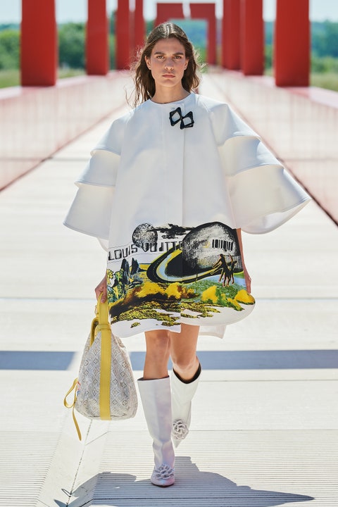 Louis Vuitton với chiếc váy in hình 3D độc đáo cùng tuyên ngôn 'More is More' (tạm dịch: Nhiều chưa chắc là đủ).