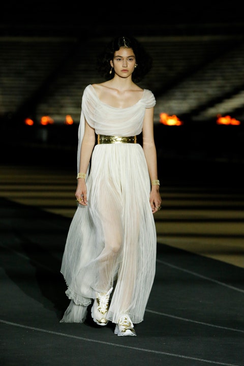 Dior mang là 'bắt cầu' cho các nữ thần Hy Lạp hội nhập vào thời hiện đại với phong cách sport chic thanh lịch và năng động.