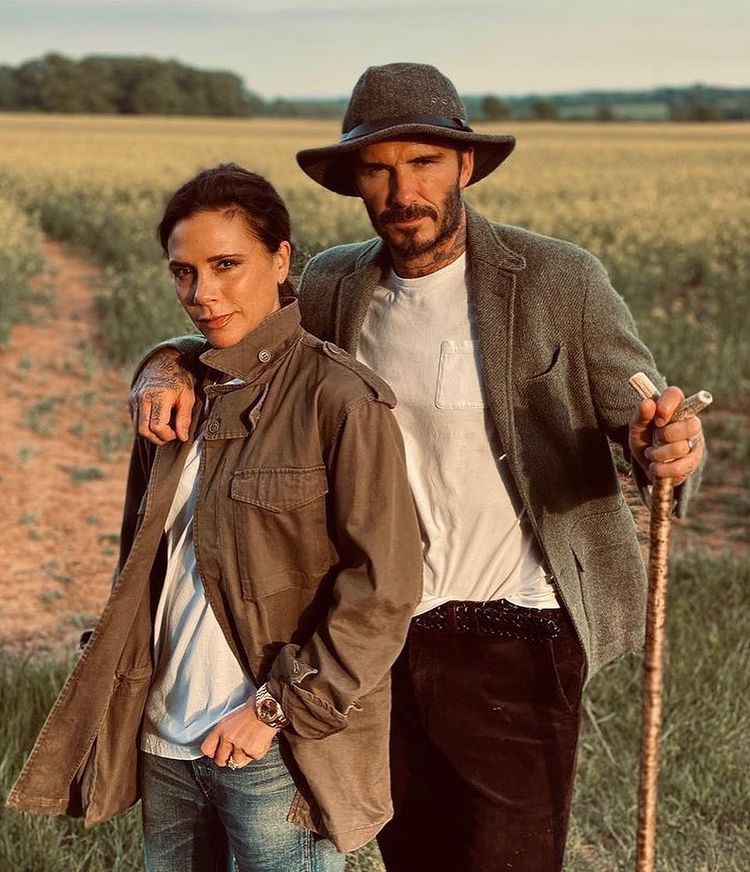 David Beckham và Victoria Beckham thường chọn trang phục cùng tông màu cũng như phong cách tương đồng. Họ thể hiện tinh thần thời trang bằng tính liên kết.