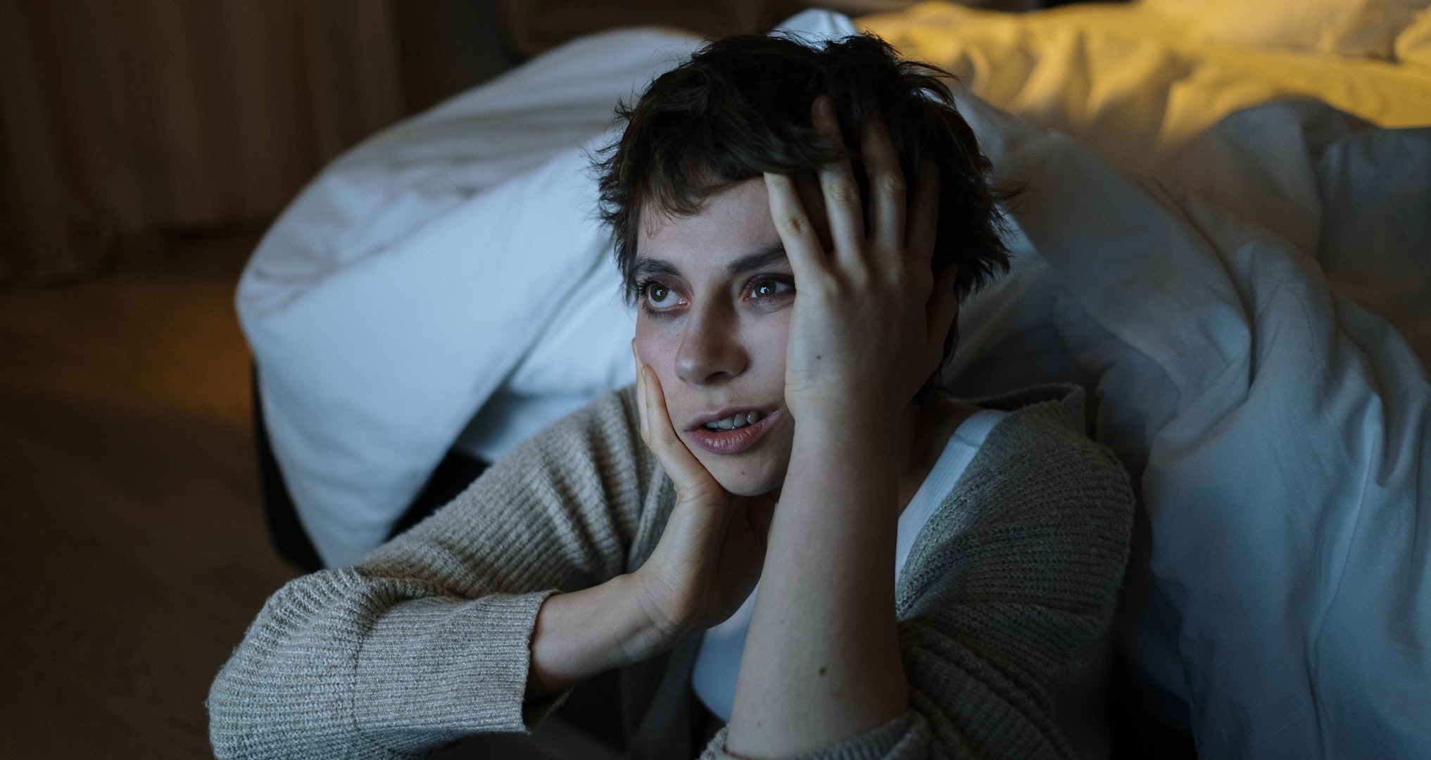 Lý do bạn mất ngủ sau nhiều ngày ở nhà và 15 loại thực phẩm cải thiện giấc ngủ